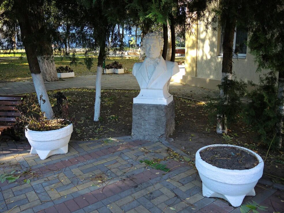 Памятники анапы фото Памятник Белой шляпе Анапа, Белые шляпы, Дегустация вин