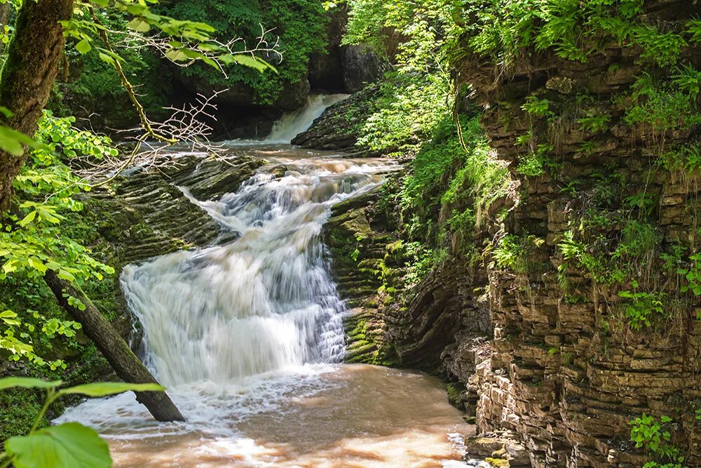 Адыгею прославила удивительная. Плато лагонаки адыгея. Чиф маунтин водопад. Гузерипль гора монах. Горы лагонаки краснодарский.