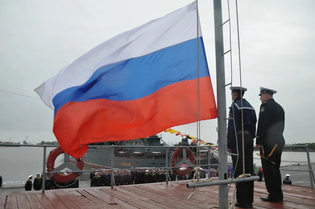 Корабль с российским флагом. Поднятие флага. Флаг на корабле. Изображение флага России на кораблях.