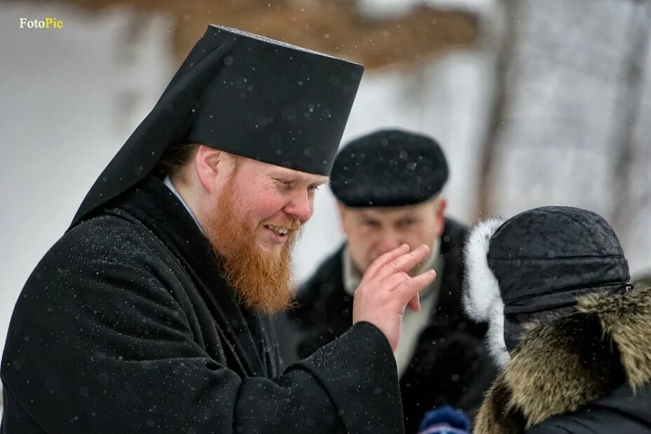 Получить благословение. Батюшка благословляет. Благословение священника. Благословение батюшки. Благослови батюшка.