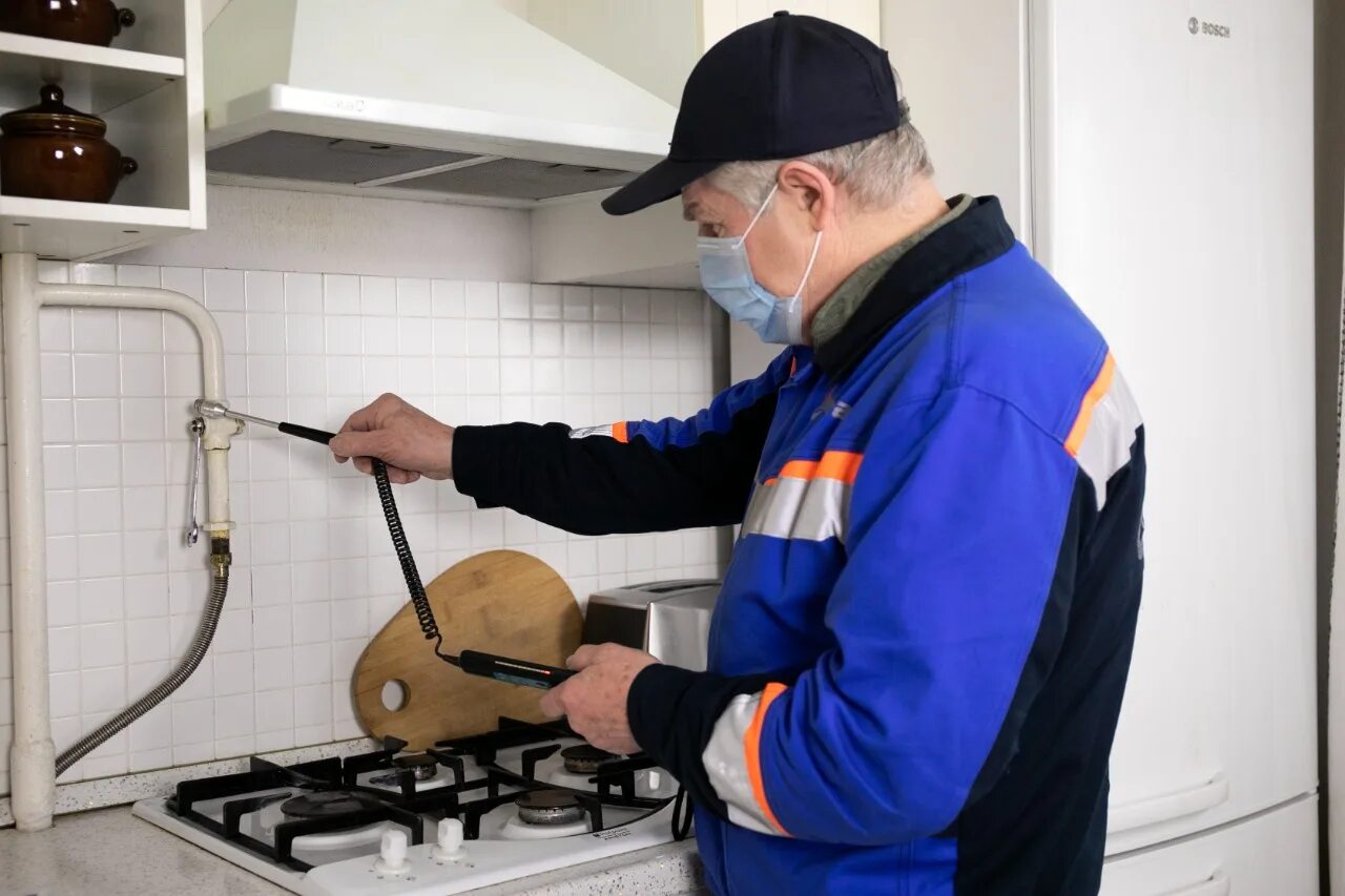 Газовое оборудование в многоквартирном доме. Мошенники коммунальщики. Внутридомовое газовое оборудование. Утечка газа. Газовые приборы.