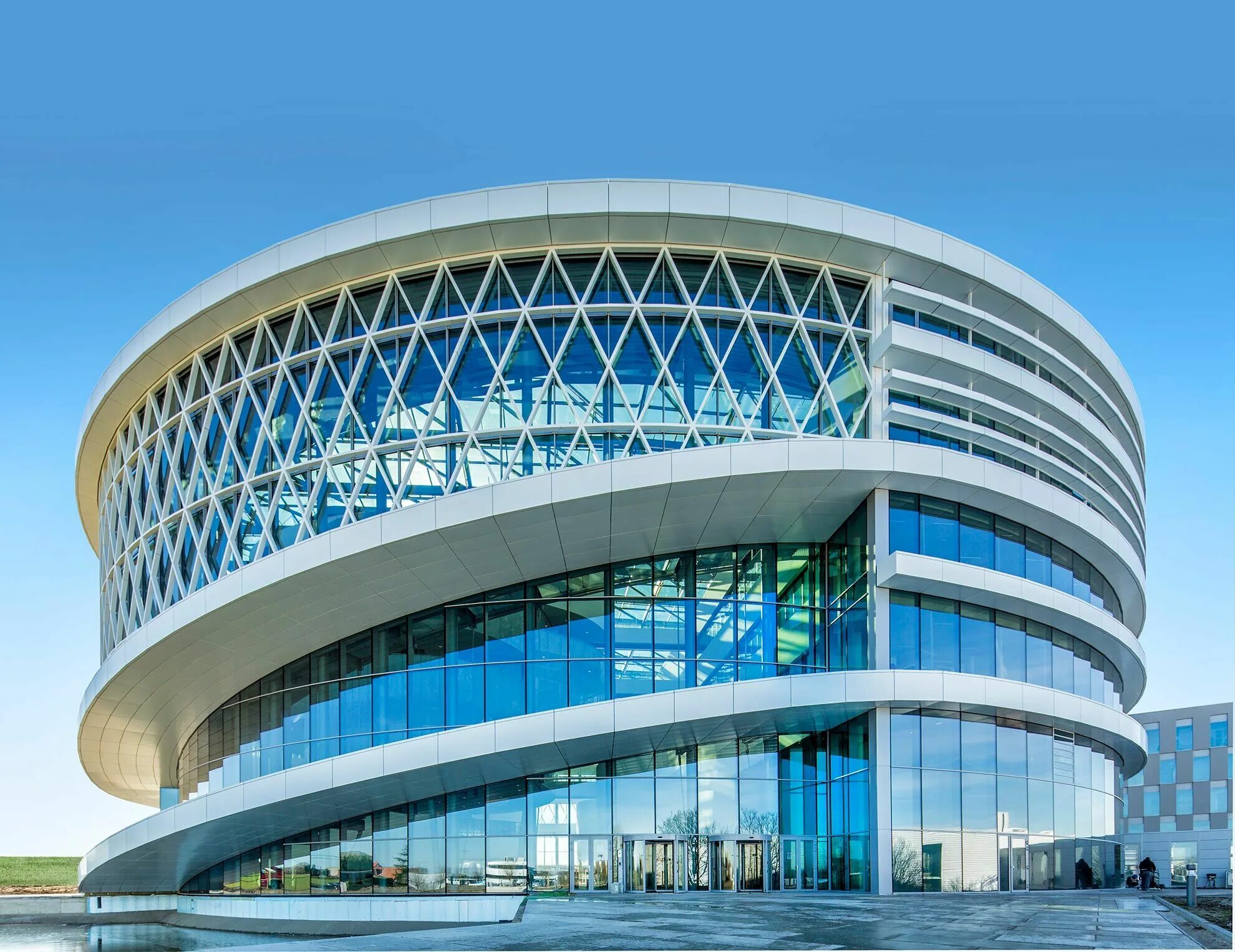 Фасад круглого здания. Круглые здания фасады. Современные здания. Параметризм в архитектуре. Круглый фасад.