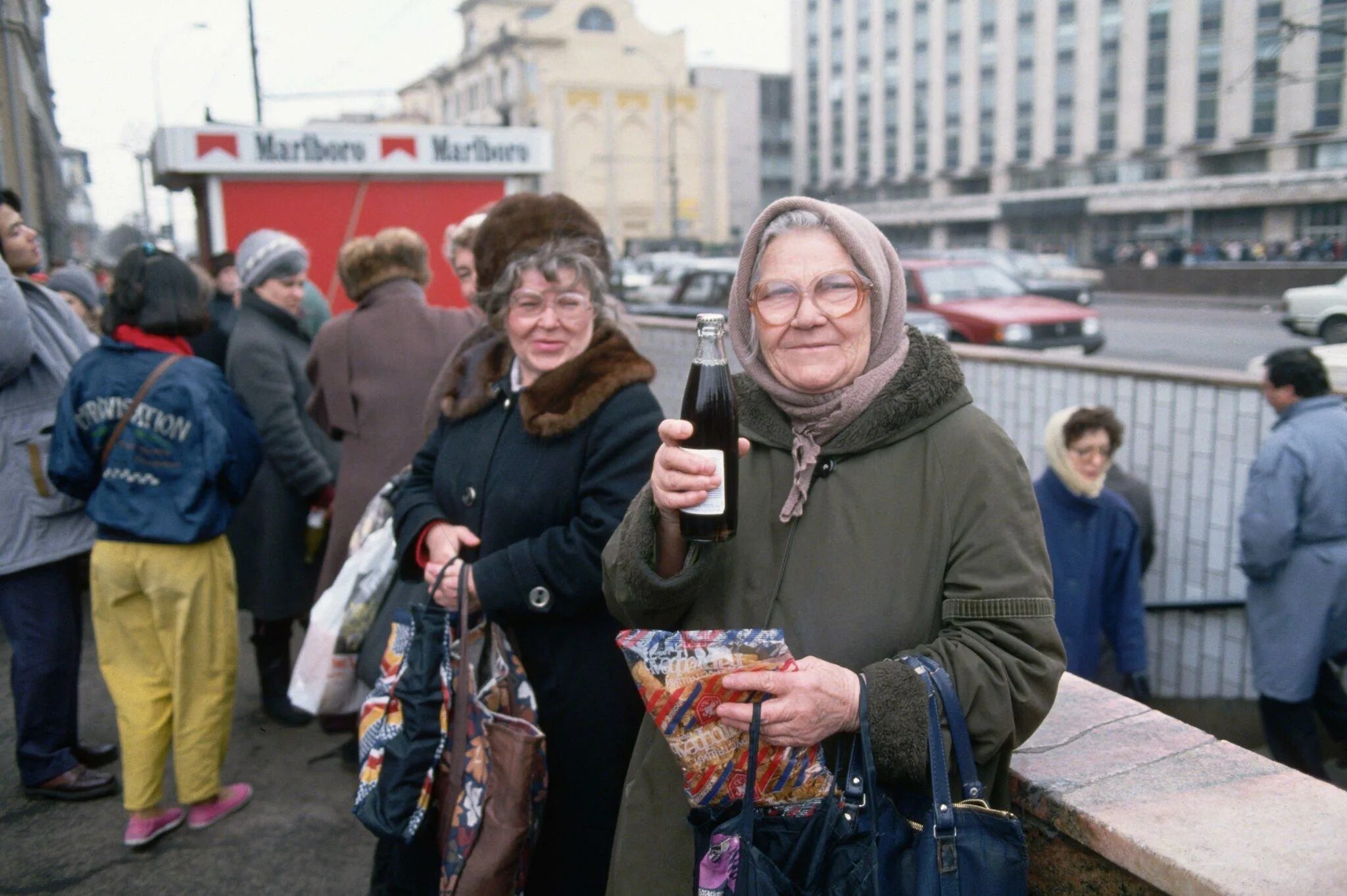 Проблемы россии 90. Торговля в метро Москва 90-е. Уличная торговля в Москве 90-е. Россия 90. 90е в России.