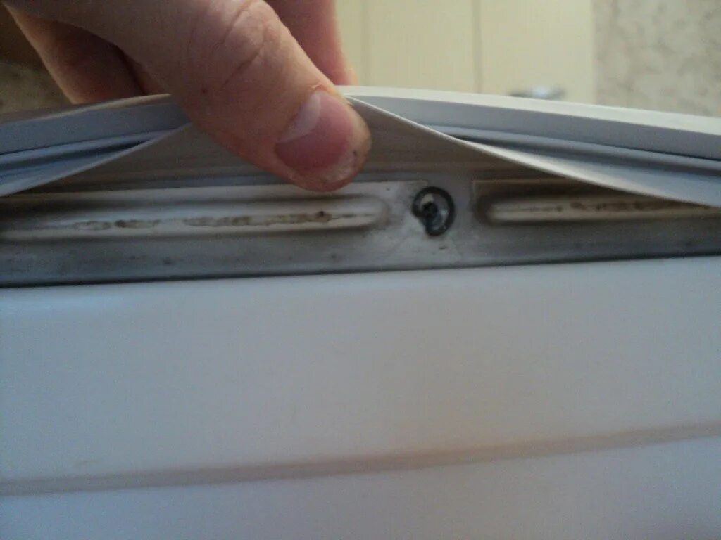 Холодильник не закрывается плотно дверца. Распорная деталь в дверце холодильника. Открывает холодильник. Дверца холодильника. Петля двери холодильника aeg santocas.