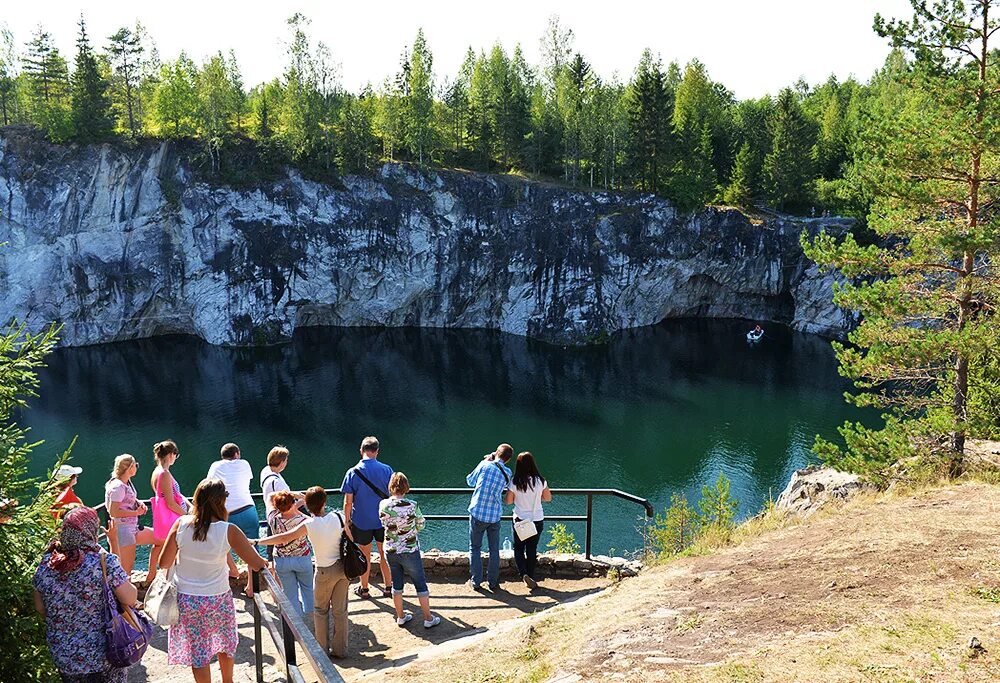 Увидим красивые места. Петрозаводск парк Рускеала. Мраморный каньон Рускеала туристы. Карелия Рускеала экскурсия. Горный парк Рускеала лодки.