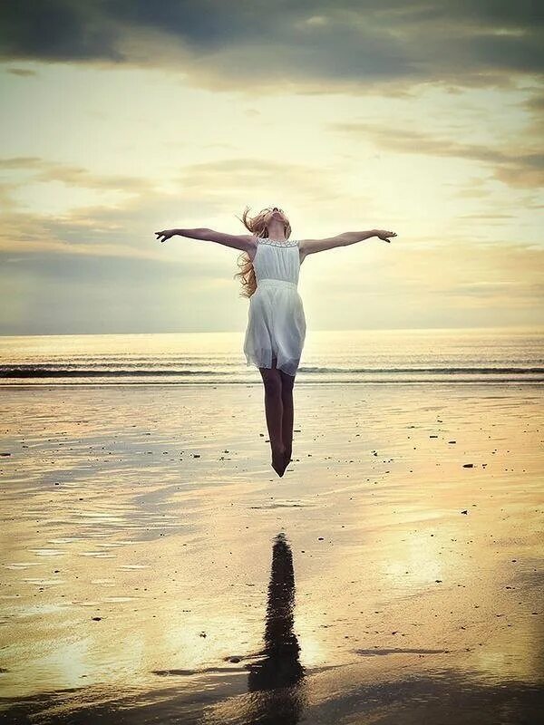 просто летаю. девушка в полете. облако мечты. афоризмы про полет. девушка летит.