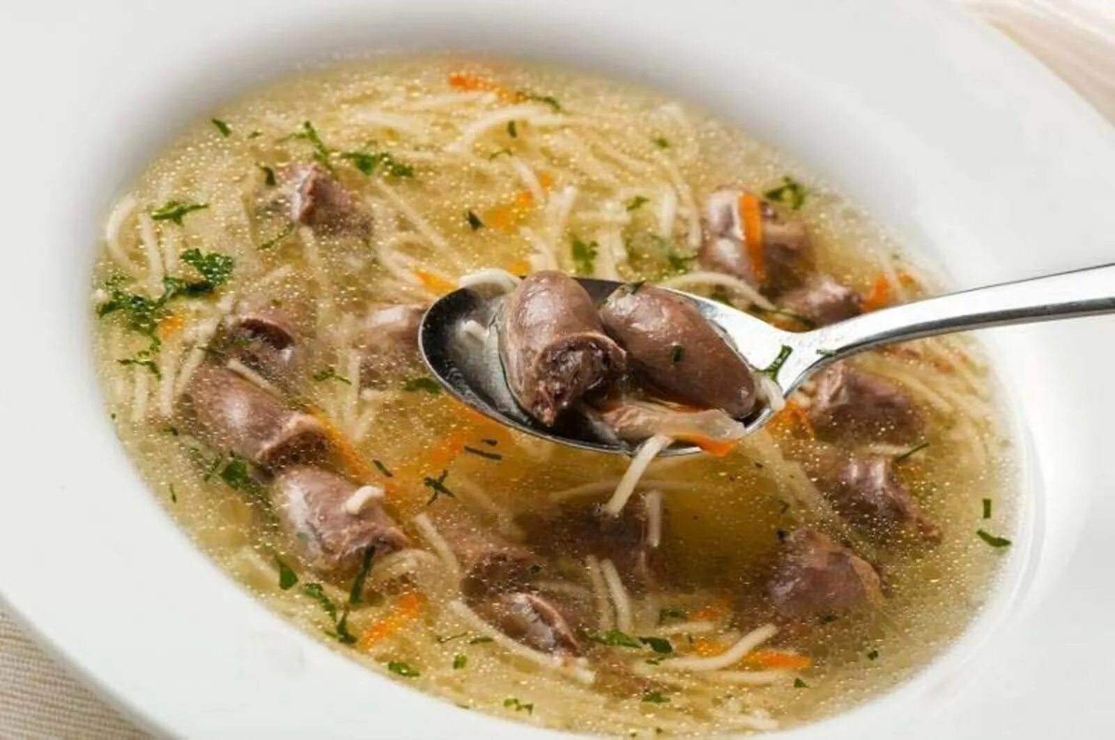 Куриная лапша с потрошками. Суп с куриными потрошками. суп с куриными потрошками и лапшой. супчик куриный с потрошками. суп с куриными сердечками.