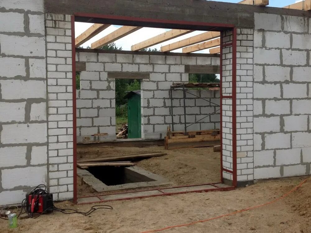 Проем гаражных ворот. Проем над воротами гаража. Секционные ворота alutech. Гаражный проем. Балка перекрытия гаражных ворот.