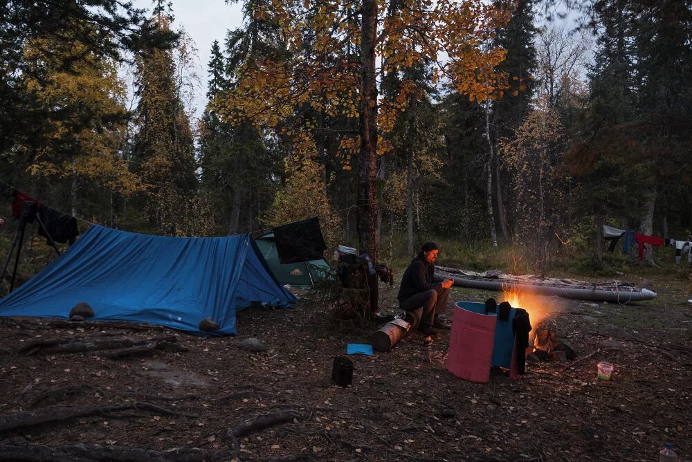 Где остановились на ночевку. Палатка в лесу. Ночевка в лесу в палатке. Поход с ночевкой. Поход без палатки.