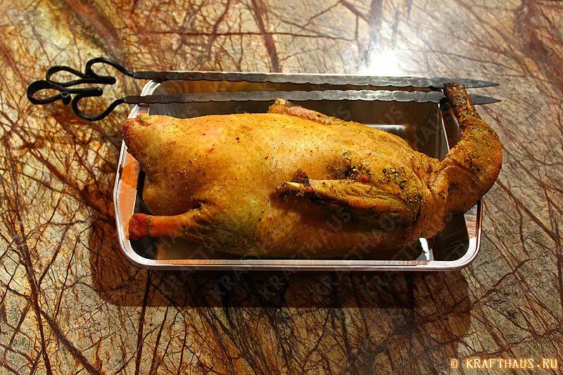 Утка в тандыре кусками. Утка в тандыре целиком. Утка в тандыре кусками. Гусь с айвой в духовке. Курица на огне.