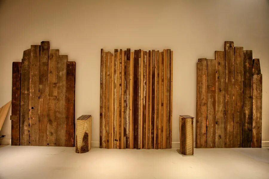 Стенка из дерева. Стенка из деревяшек. Стенка из дерева арт. Деревянная стенка прозрачная.