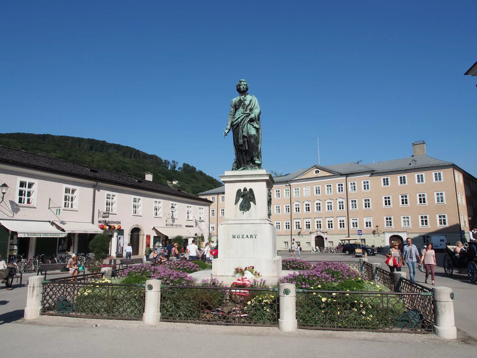 вольфганг амадей моцарт памятник. дом где родился моцарт. место рождения моцарта. дом моцарта в зальцбурге. зальцбург родина моцарта.