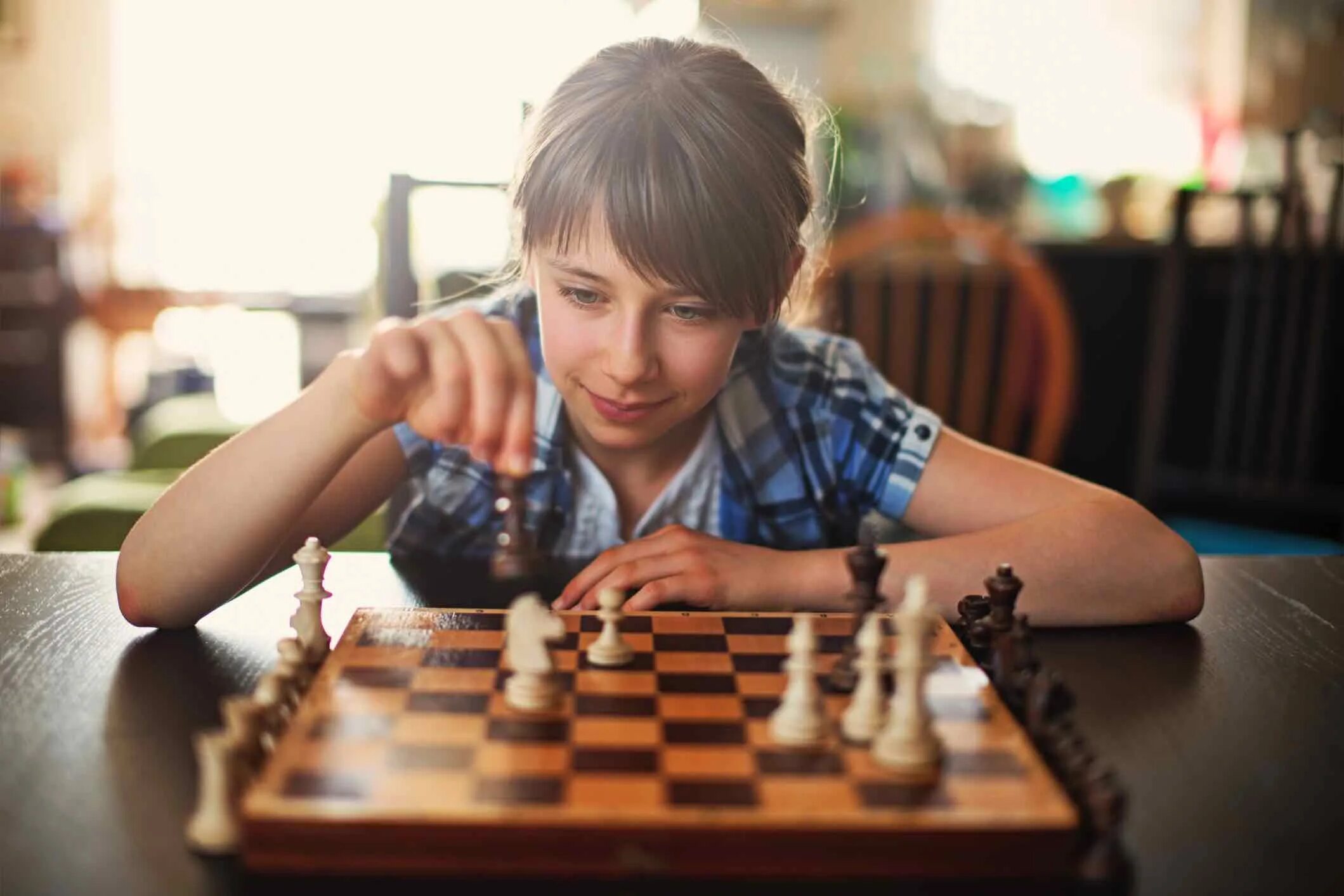 Шахматист Сток. Girl playing Chess. Девочка играет в шахматы сидя к зрителю спиной. Девочка играет в шахматы