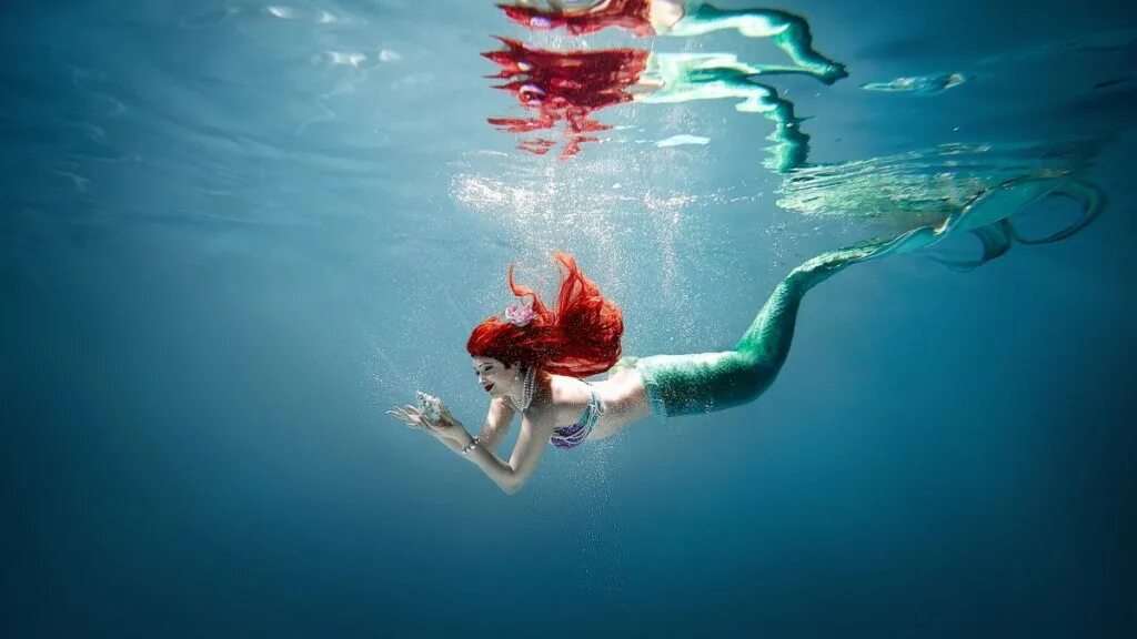 русалка в воде. рита ора русалка. русалка под водой. девушка под водой. русалка плывет.