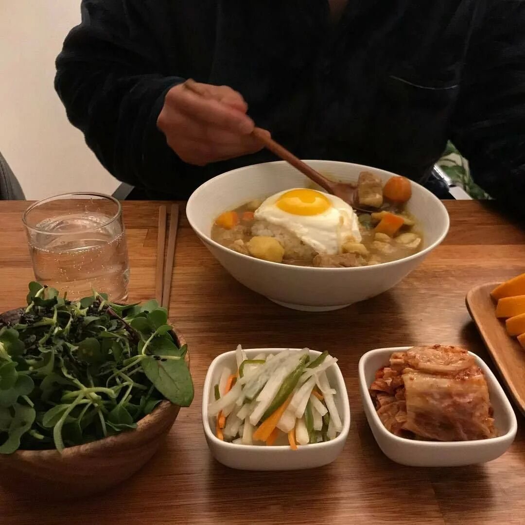 Корейский ужин. Еда в кафе. Корейский стол с едой. Корейский обед Эстетика.
