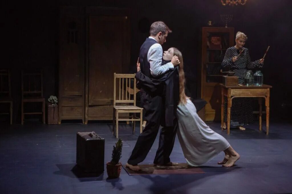 Спектакль на дне пермский театр сергея федотова. 9 ряд 10 11 место отзывы о спектакле. 9 месяцев спектакль. Спектакли 9 апреля. Спектакль на дне пермский театр сергея федотова.