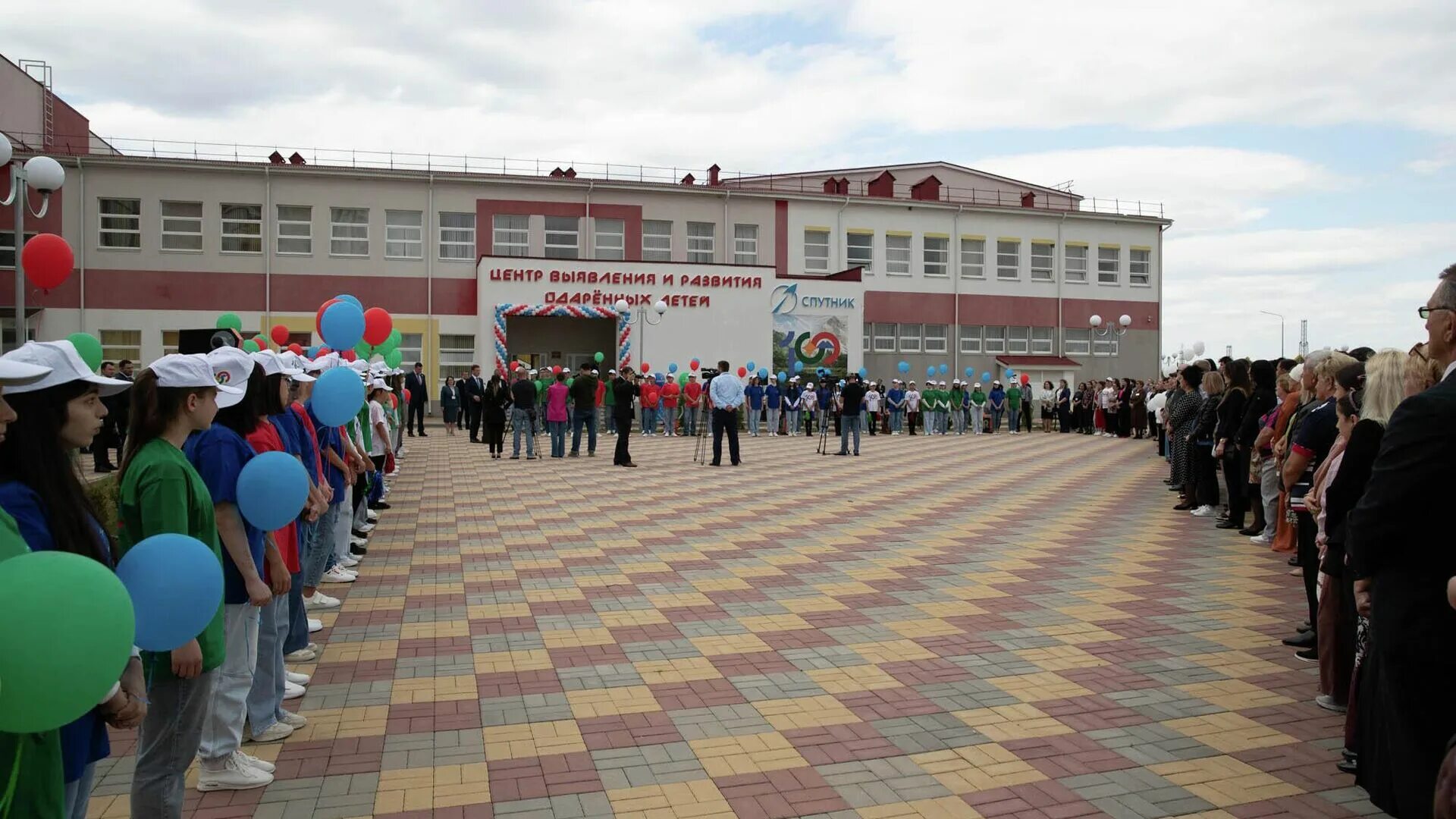 Спутник черкесск. Центр молодёжи Спутник КЧР. Спутник Черкесск центр одаренных детей. КЧР Черкесск. Центр развития одаренных детей Черкесск.