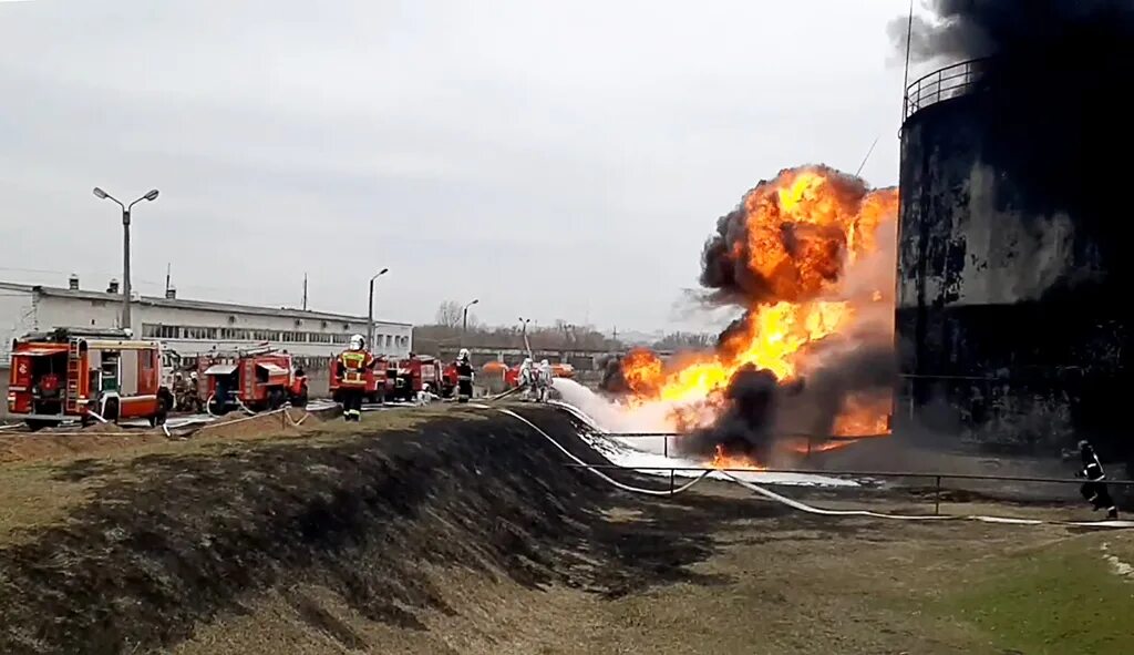 Что творится на границе с белгородом. Белгород вертолеты Нефтебаза взрыв. В Белгороде взорвали нефтебазу. Пожар на нефтебазе в Белгороде. Удар по нефтебазе в Белгороде.