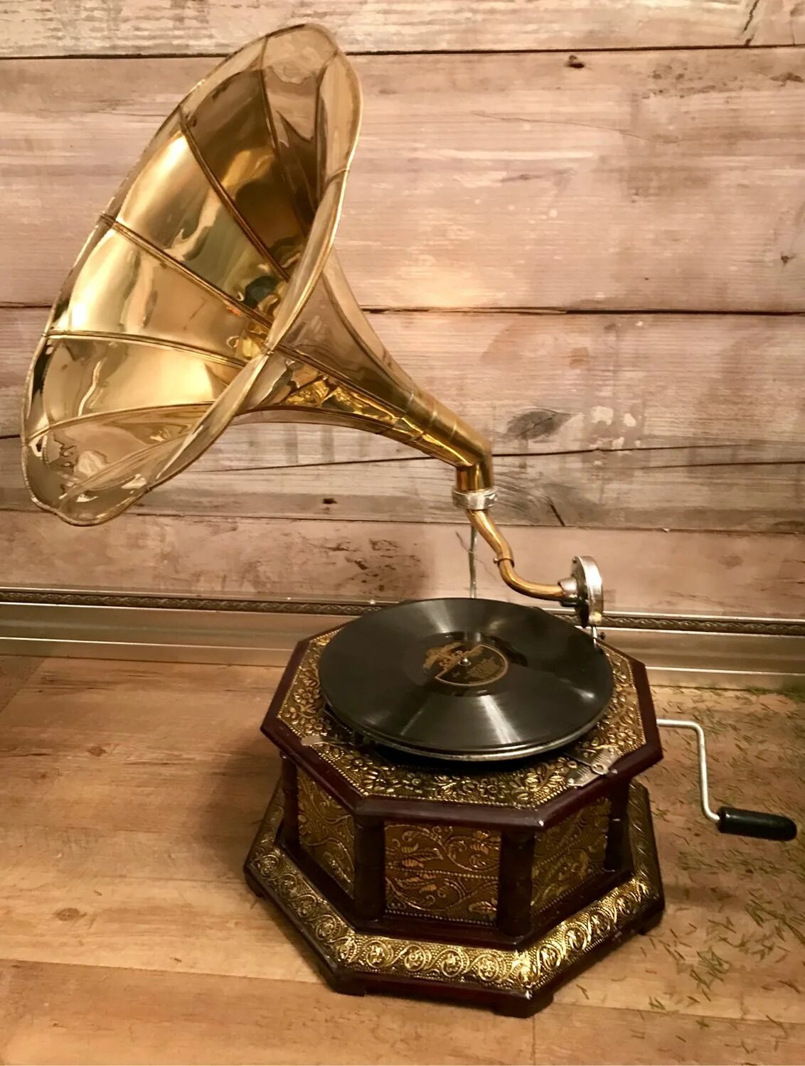 Какого года граммофон. Граммофон his masters voice. механический граммофон. граммофон латунь. заводной граммофон.
