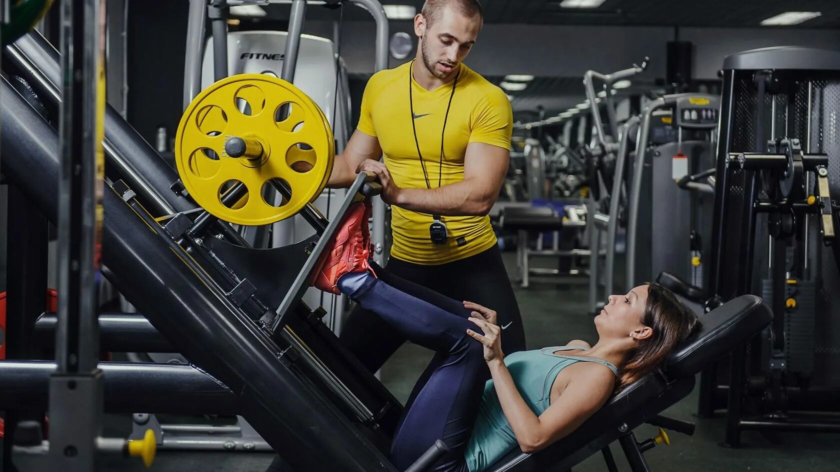 Персональный фитнес тренер. Тренер в спортзале. Занятия с тренером в зале. Занятия в тренажерном зале. Персональный тренер.