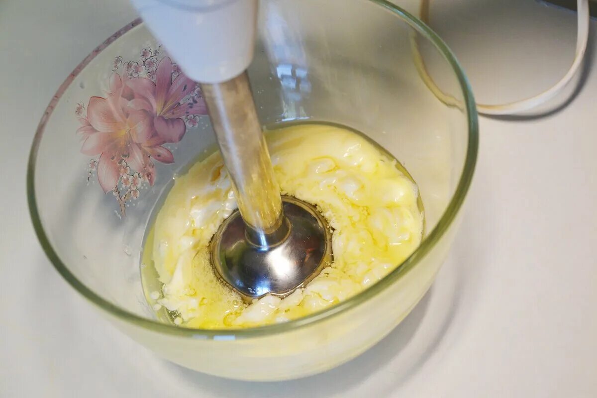 Взбитый творог. Взбитые яйца. Насадка для взбивания крема в кухонном комбайне. Взбить масло блендером. Взбитые яйца с сахаром.