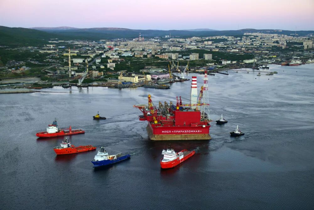 Нефтяная вышка приразломная. Морская буровая платформа приразломная. Нефтяная ледостойкая платформа «приразломная». Млсп приразломная. Буровая платформа приразломная.