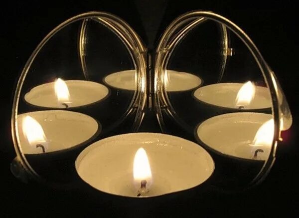 Свеча отражается в зеркале. Зеркало и свеча. Зеркальная свеча. Отражение свечи в зеркале. Зеркальный коридор свеча.