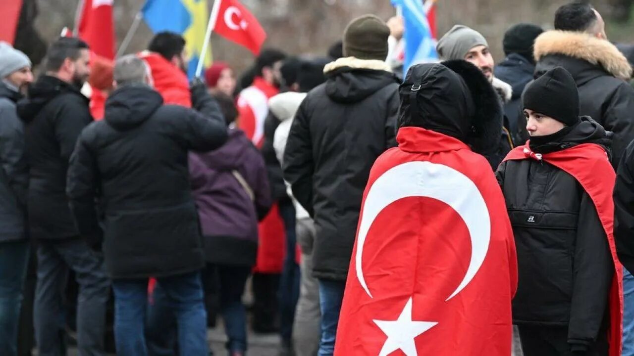 Турция против Швеции. Против Турции. Стокгольм протесты против сожжения Корана. Протесты в Швеции 2023. Швеция против турции