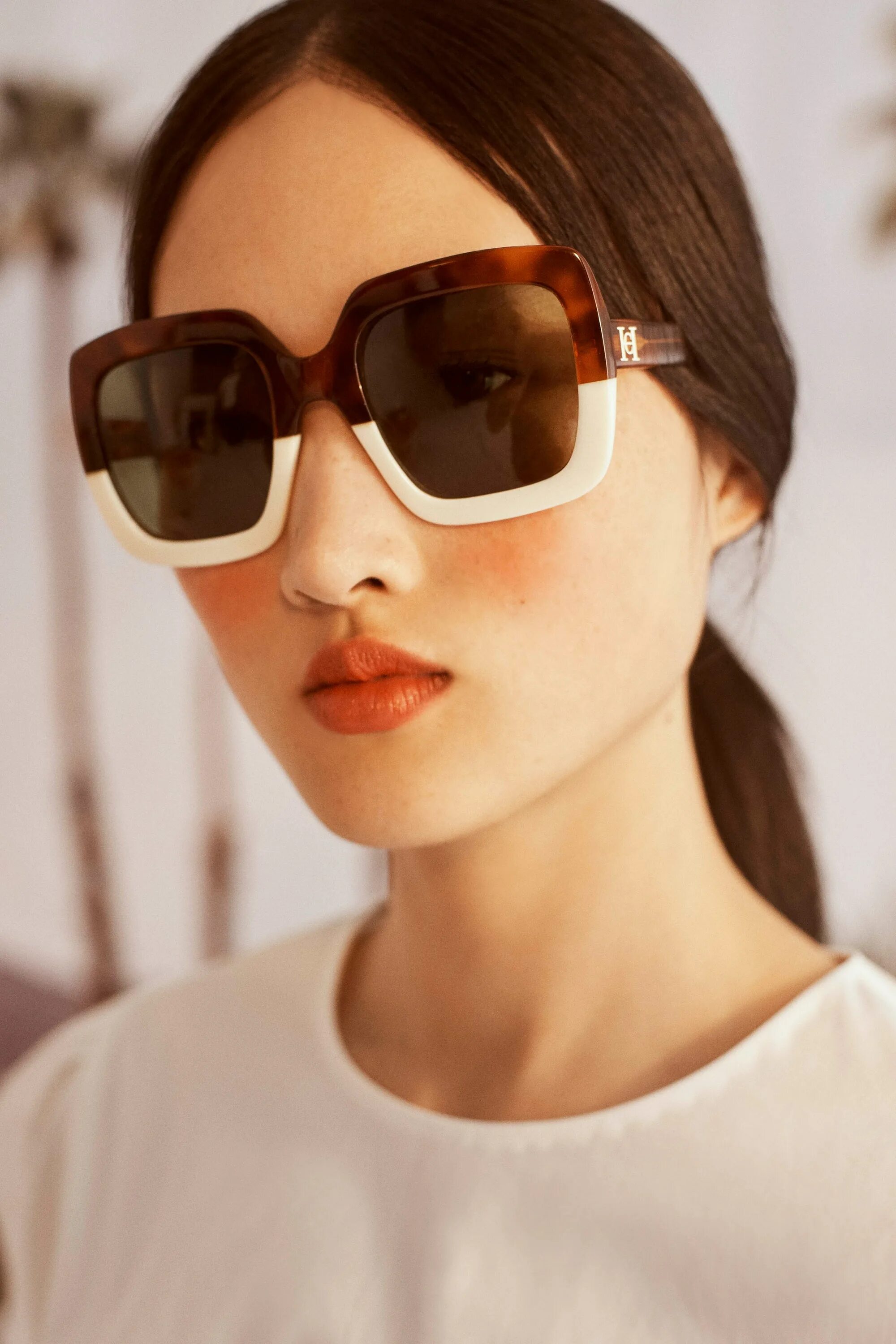 Оправы Carolina Herrera 2022. Carolina Herrera Sunglasses 2021. Carolina_Herrera_1913621 очки. Очки солнцезащитные женские тренды 2024 модные фото