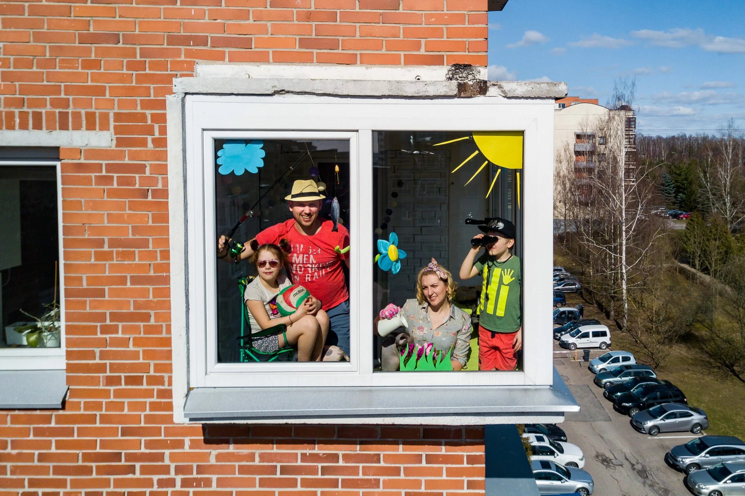 В окно весело играя. Человек у окна. Люди в окнах домов. Семья у окна. Человек выглядывает из окна.