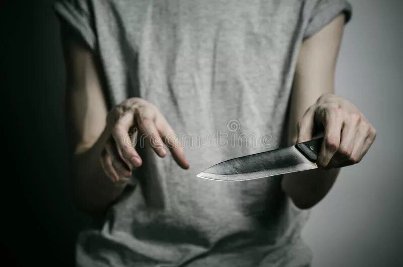 Сонник нож в живот. Человек защищается ножом. Девушка с ножом защищается. Девушка держит нож.