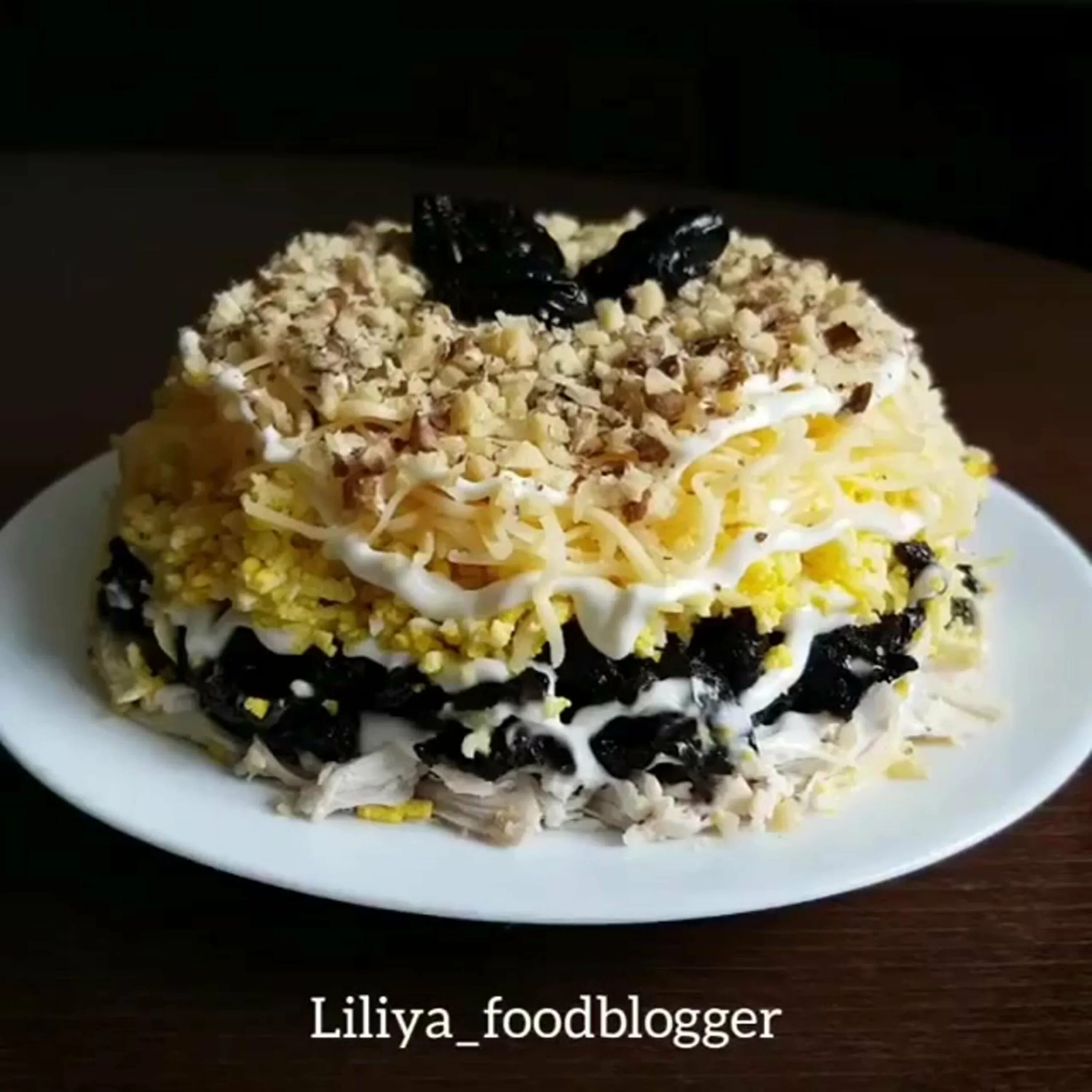 Салат нежный с черносливом. Салат с черносливом и курицей и грецкими орехами. Классический рецепт салата с черносливом. Классический рецепт салата с черносливом. Салат с курицей и черносливом и грецкими орехами и сыром.