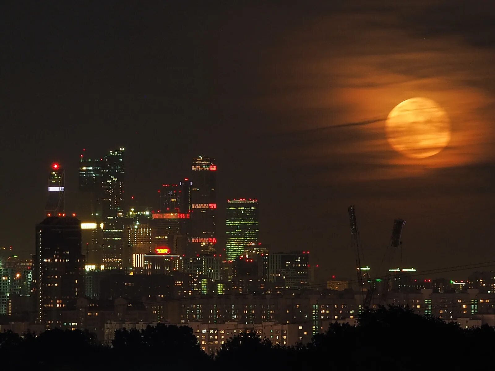 Луна над Москвой. Красная Луна в Москве. Ночь в Москве и Луна. Красная Луна над Москвой.
