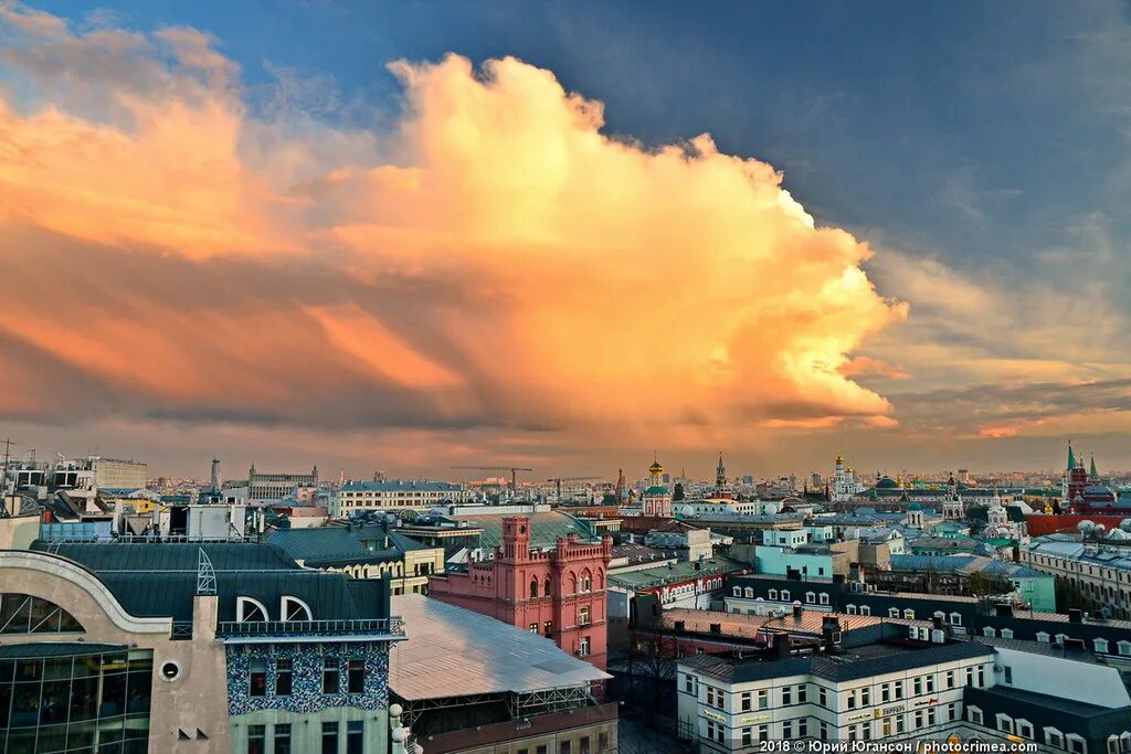 Крыши Москвы. Небо над Москвой. Облака над Питером. Облака на крыше.