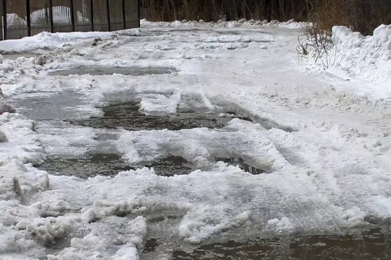 Таяние снега. Лужи весной. Тает снег. Тает снег люди. Когда тает снег в москве 2024.