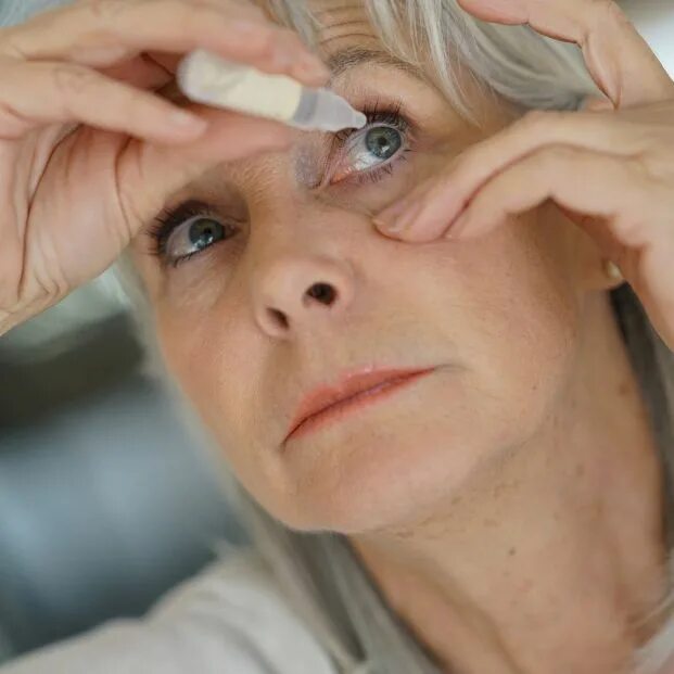 Эффективное лечение катаракты. Заболевания глаз в пожилом возрасте. Катаракта закапывание глаз.