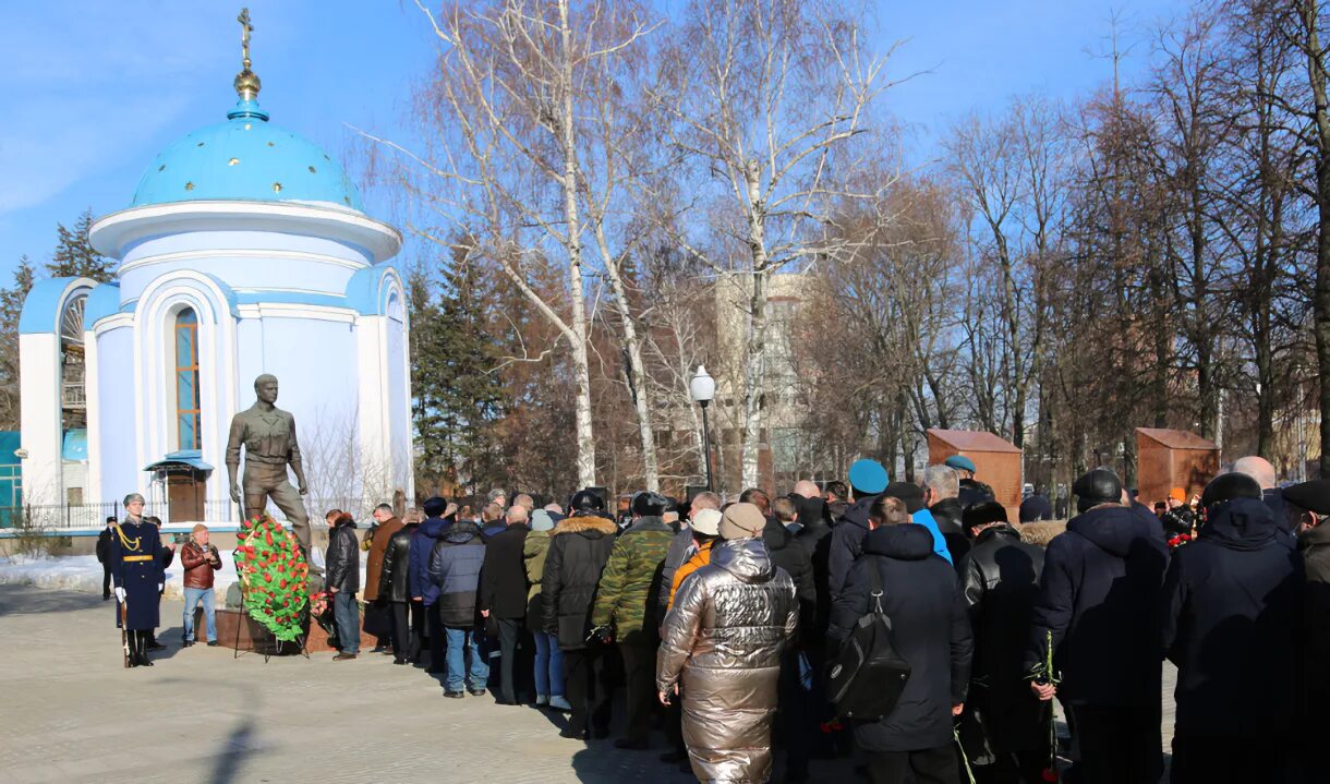 Воронежская область новости военные. Памятник воинам интернационалистам в Воронеже. Памятник воинам афганцам в Воронеже. Памятник воинам интернационалистам афганцам в Воронеже. Возложение венков к памятнику афганцам в Воронеже.