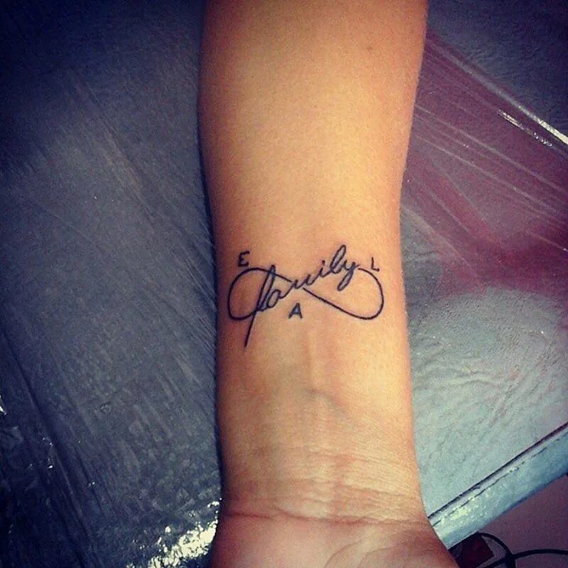 тату на запястье для девушек про детей. татуировка имя на запястье. семейное мини тату. татуировки на запястье дети. тату инициалы детей на запястье.