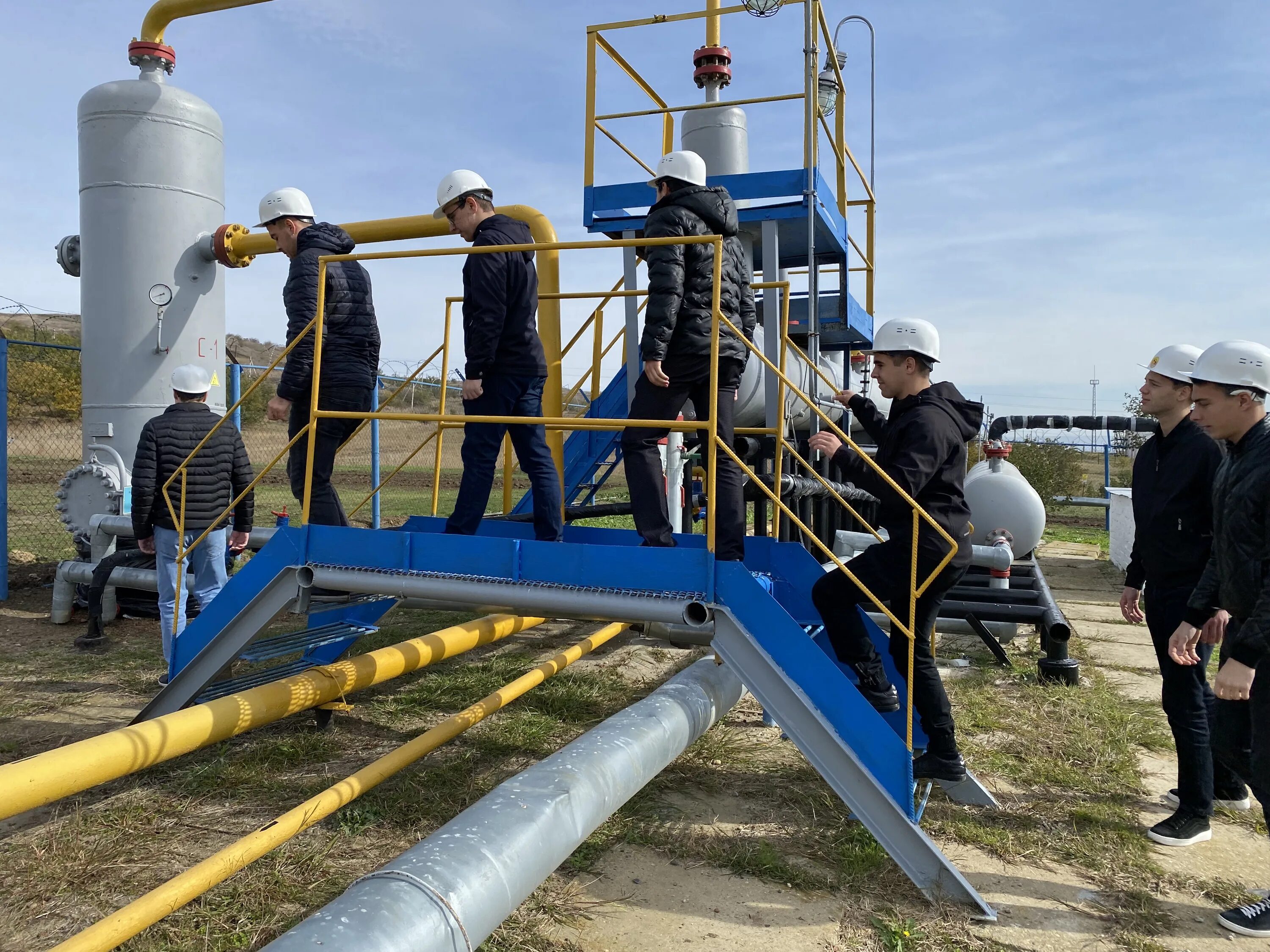 01 нефтегазовое дело. Газпром добыча. Студент нефтяник. Студенты научный проект нефтяники. Директор фгуп вниир.