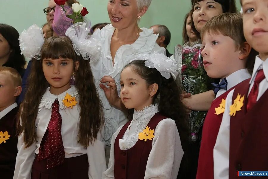 Школьная линейка 1 сентября флаги. 5 утра 1 сентября. 5 утра 1 сентября. Тематическая торжественная линейка в школе. Смешные дети на линейке 1 сентября.