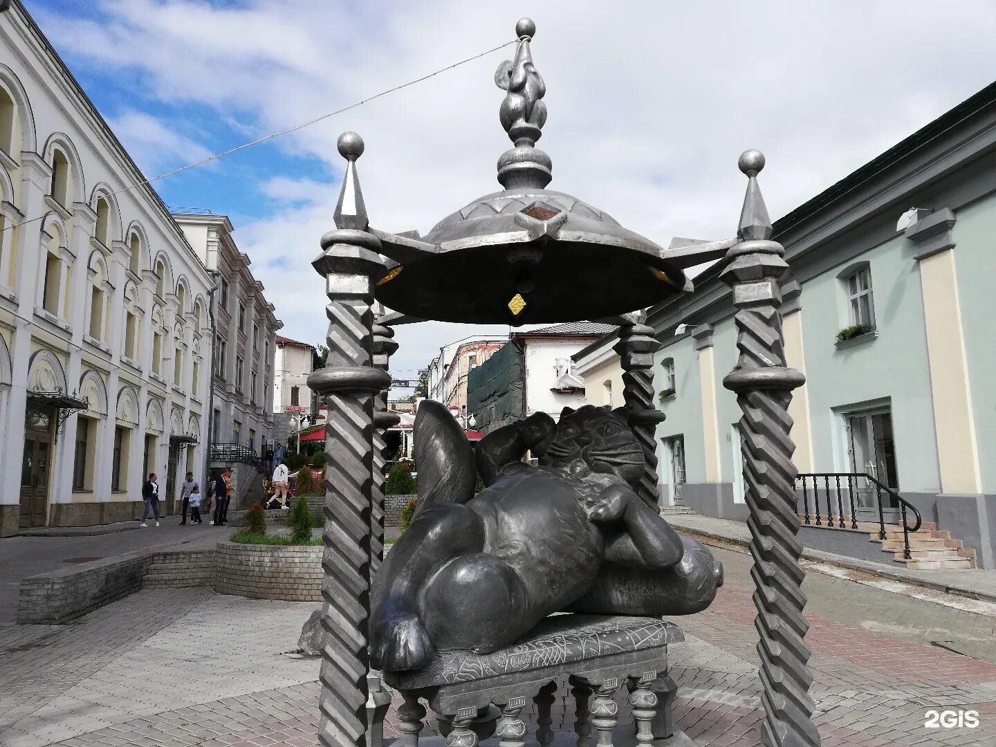 Кот в казани на улице баумана. Кот Казанский памятник в Казани. Памятник коту Казанскому улица Баумана. Казанский кот на Баумана в Казани. Алабрыс кот Казанский.