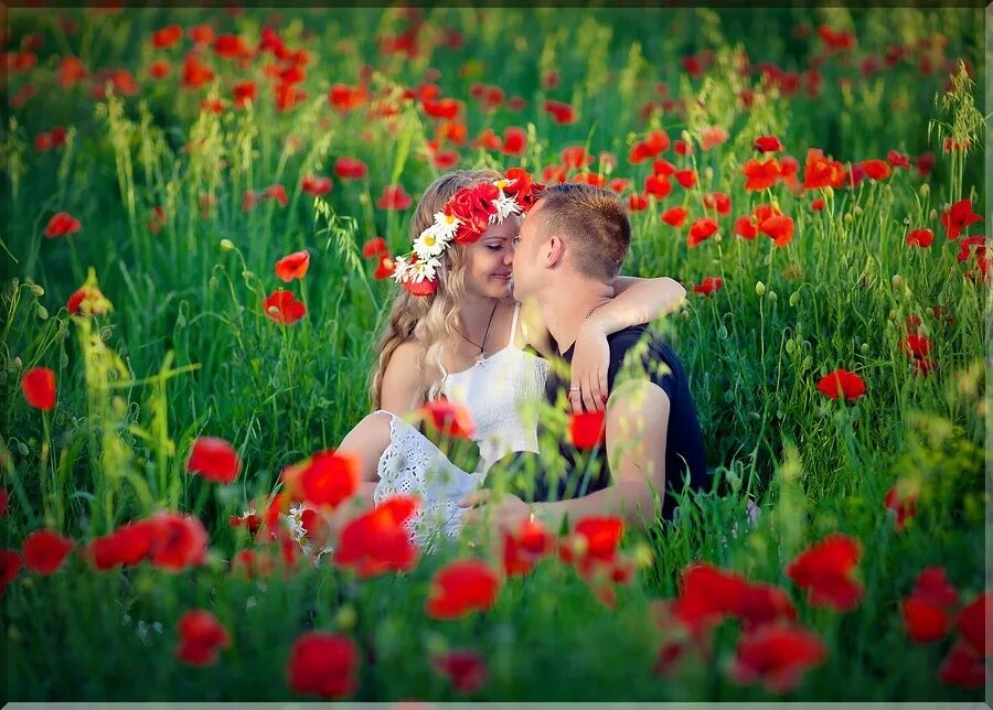 Любовь весной. Мужчина в цветущем саду. Мужчина в весеннем саду. Любовь расцветающая цветками 34. Влюбленные в поле.