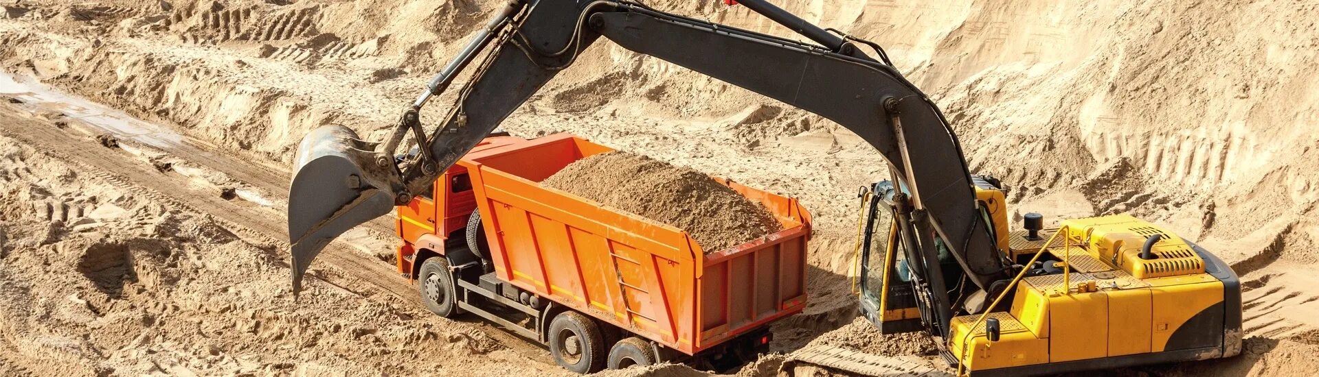 Купить песок в пензе с доставкой. Песок в строительстве. Добыча нерудных строительных материалов. Доставка сыпучих материалов. Самосвал с песком.