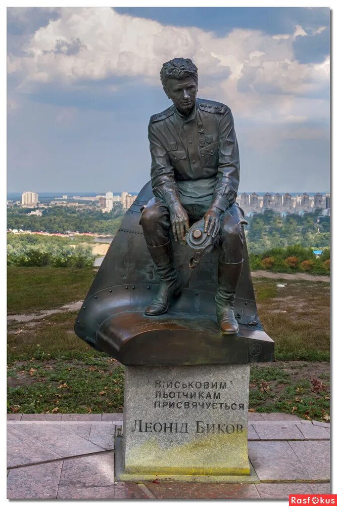 Памятник Леониду Быкову (маэстро). Памятник Леониду Быкову в Киеве. Д пам