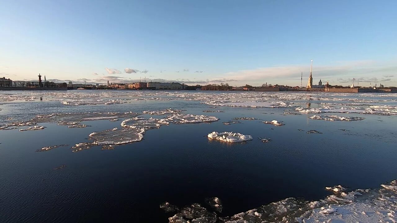 Ледоход на Неве Питер. Ледоход на Неве в СПБ. Ладожский лед на Неве. Ледоход на неве