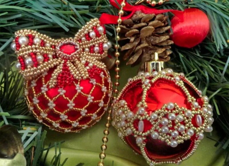 Новогодние игрушки из бисера. Эксклюзивные игрушки на елку. Елочные украшения из бисера. Елочные шары из бисера