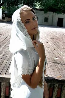 Девочка в белом платочке