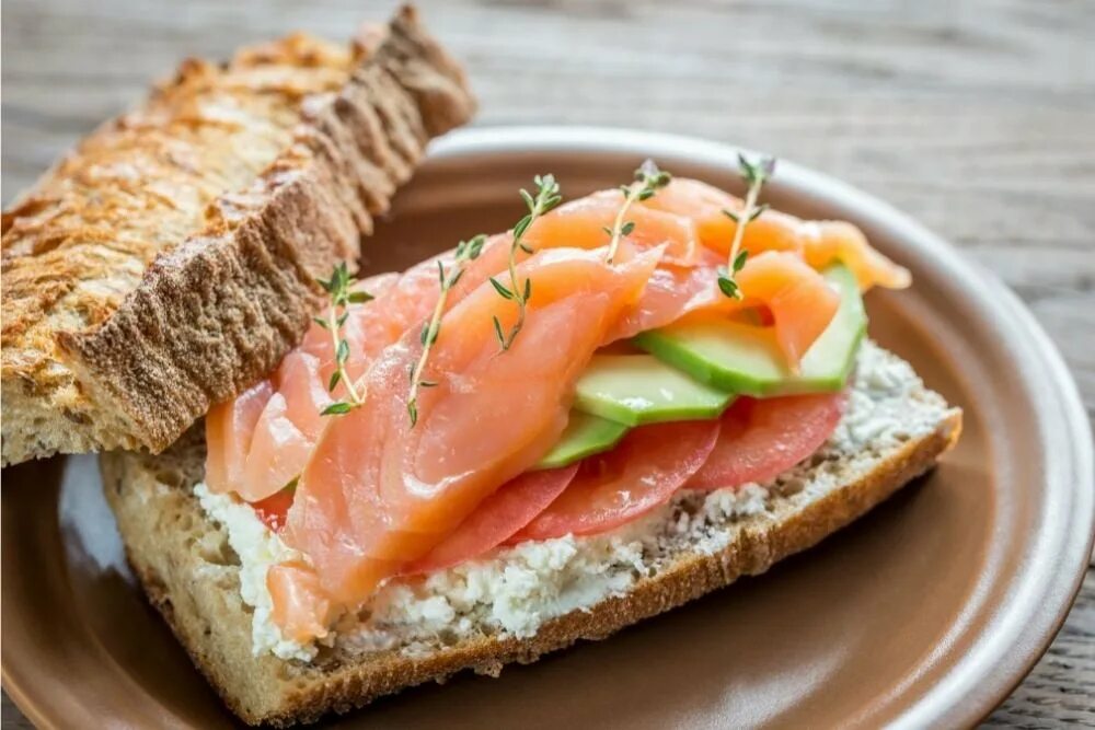 Пп бутерброды с рыбой. Сэндвич с лососем и авокадо. Пп бутерброды. Сэндвич с авокадо и красной рыбой. Бутерброды с лососем.