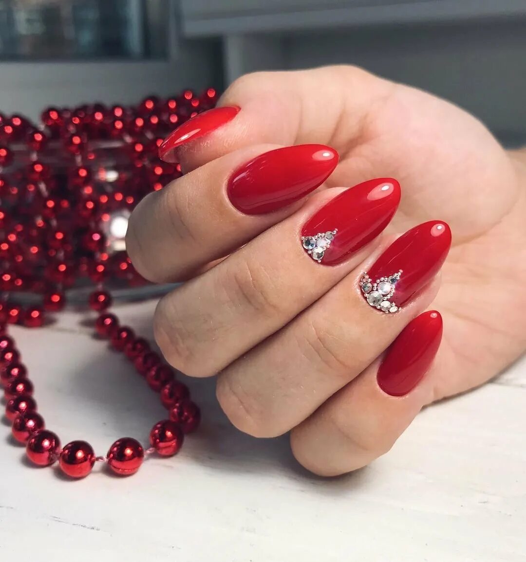 Новогодний маникюр красный. Идеи новогоднего маникюра красного цвета. Красные ногти со снежинками. Новогодний маникюр в красном цвете. Красные новогодние ногти.