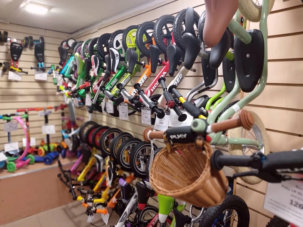 хранение самокатов. кик мит магазин. магазин самокатов в москве. магазин самокатов в санкт петербурге приморский район. магазин самокатов на варшавской.